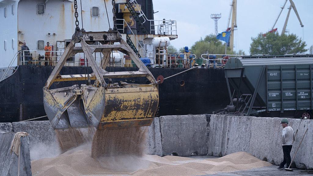 Loading grain at a grain port in Izmail, Ukraine, April 26, 2023. /CFP