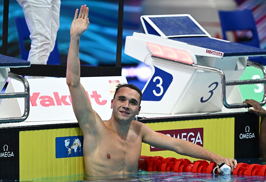 Kristof Milak acknowledges fans after winning the men's 100m butterfly final of the European Aquatics Championships at the Stadio del Nuoto in Rome, Italy, August 14, 2022. /CFP
