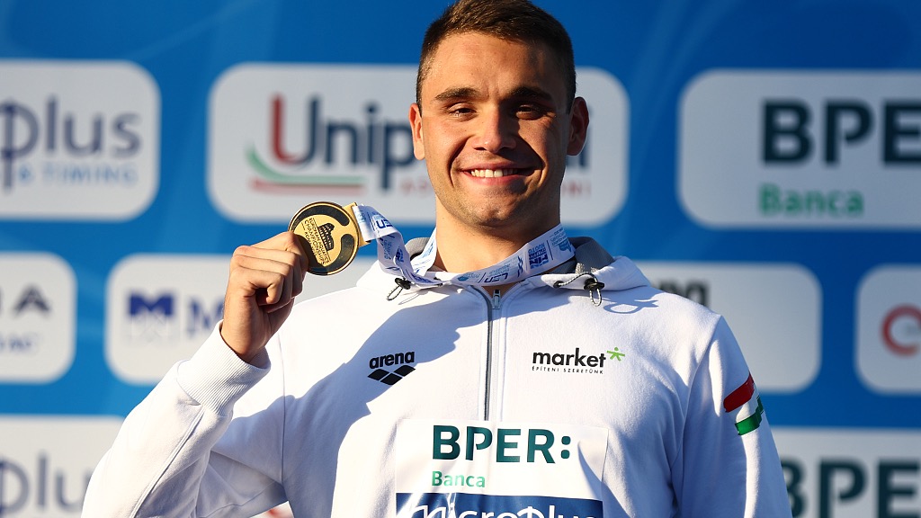 Kristof Milak poses with his gold medal on the podium after winning the men's 100m butterfly final of the European Aquatics Championships at the Stadio del Nuoto in Rome, Italy, August 14, 2022. /CFP