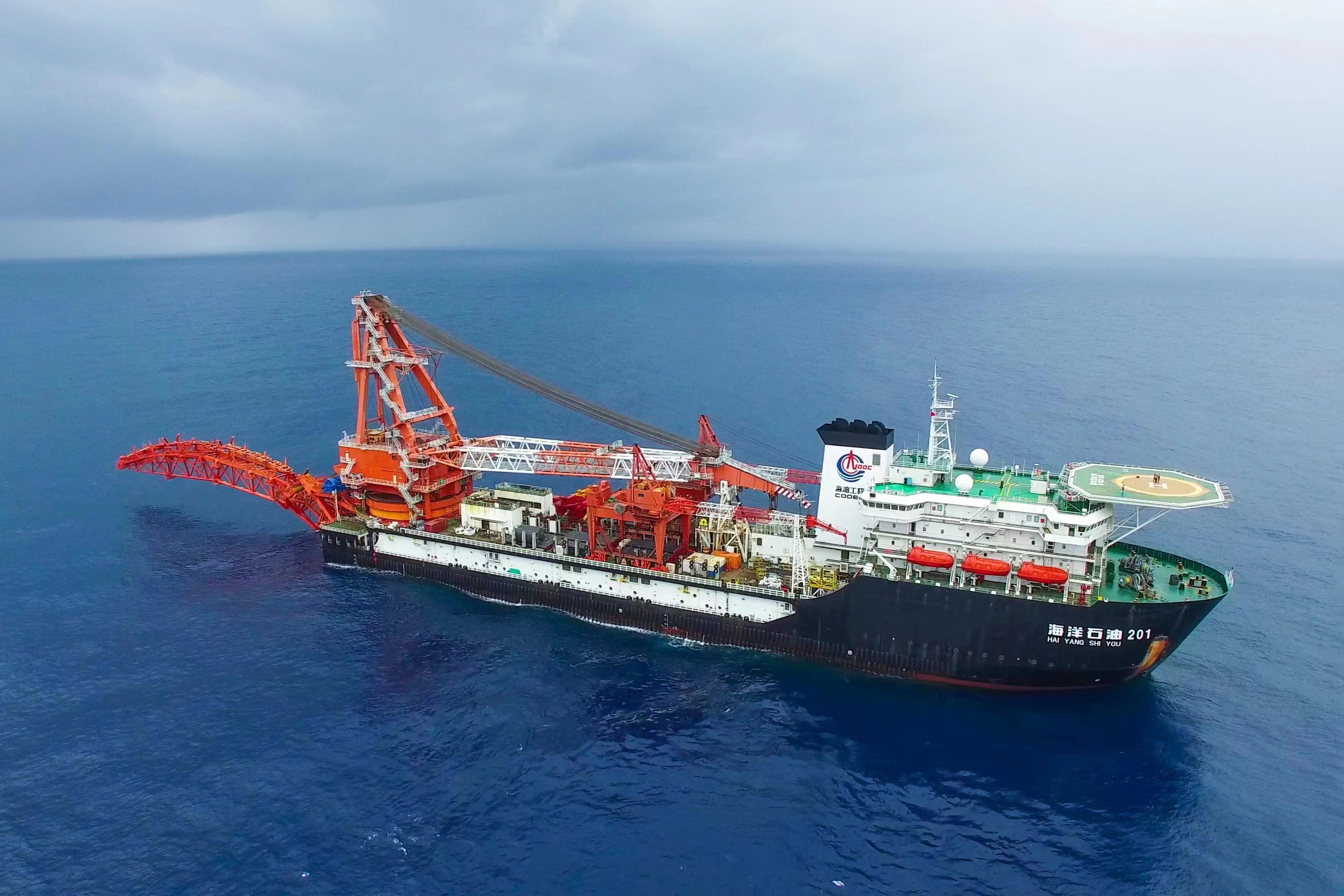 China's first deepwater pipe-laying crane vessel, named Haiyang Shiyou 201. The vessel can lay pipes at depths of 3,000 meters and lift 4,000 metric tonnes. /CNOOC