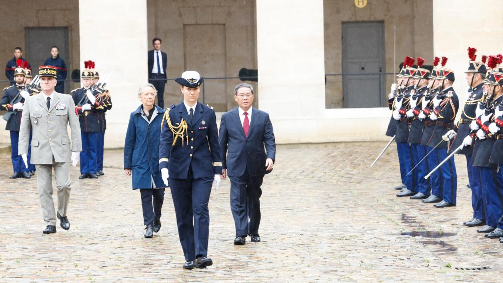 Chinese Premier Li Qiang, accompanied by French Prime Minister Elisabeth Borne, inspects the French Republican Guard at Les Invalides in Paris, France, June 22, 2023. /Xinhua