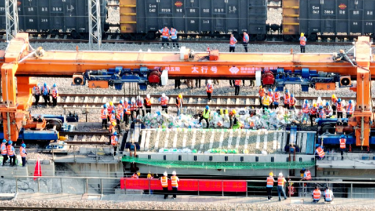 China sets world record with 1st smart train bridge replacement device ...
