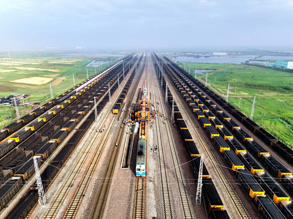 Construction workers operate the Taihang machine to replace a worn-out bridge section on the Shuohuang railway line in north China's Hebei Province, June 20, 2023. /CMG