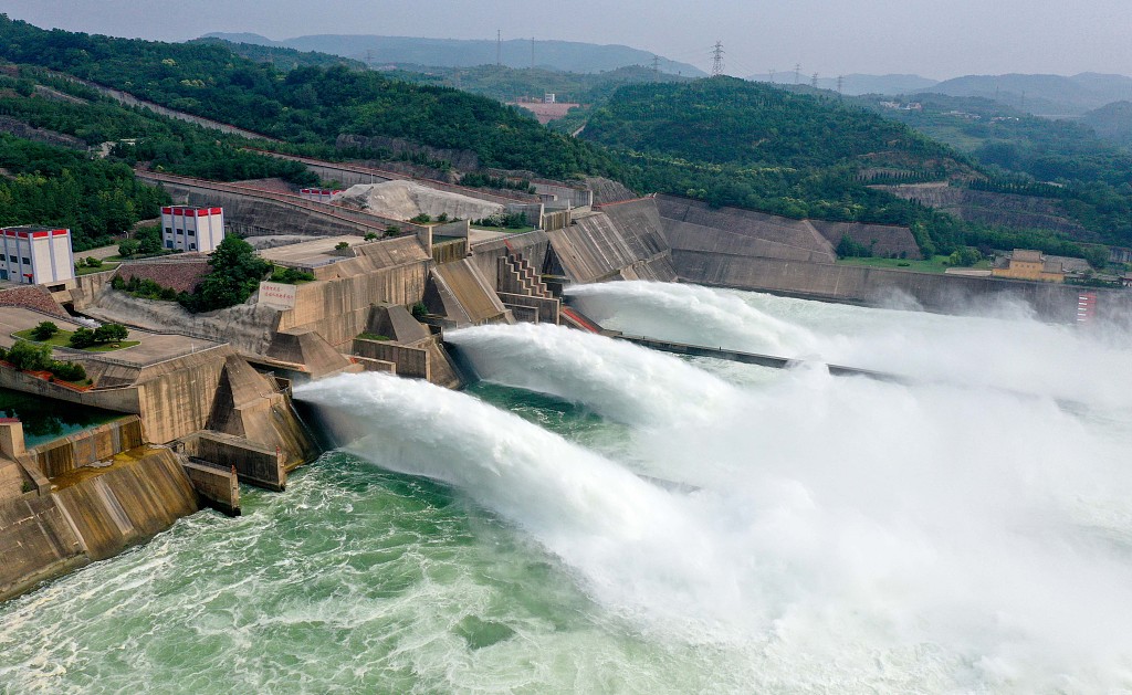 The Xiaolangdi Reservoir in central China's Henan Province coordinated in discharging water to wash away the sediment on Wednesday. /CFP