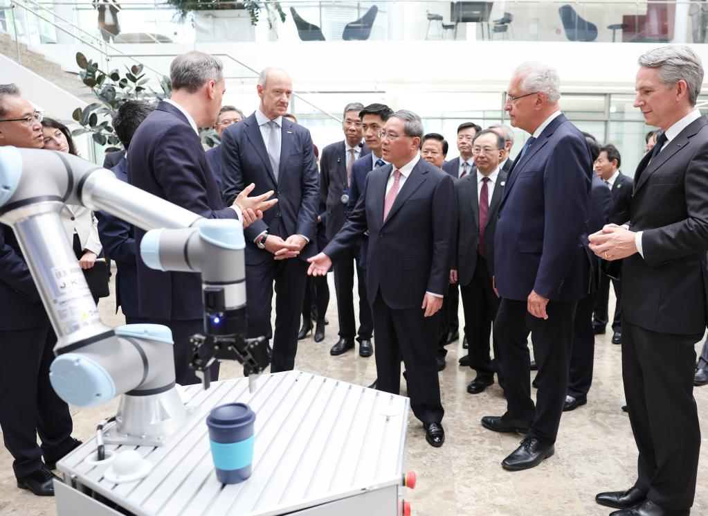 Premier Li Qiang (C) visits the headquarters of Siemens in Bavaria state, Germany, June 21, 2023. /Xinhua