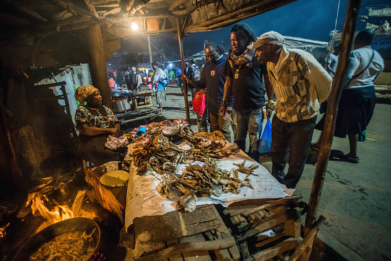 People shop for food at a market in Nairobi, Kenya, May 9, 2023. /CFP