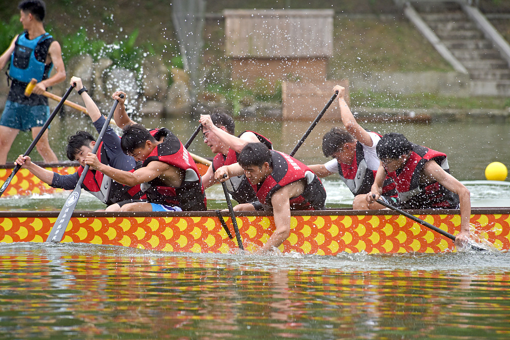 College students race dragon boats ahead of the Duanwu Festival in Huainan, Anhui Province, June 21, 2023. /CFP