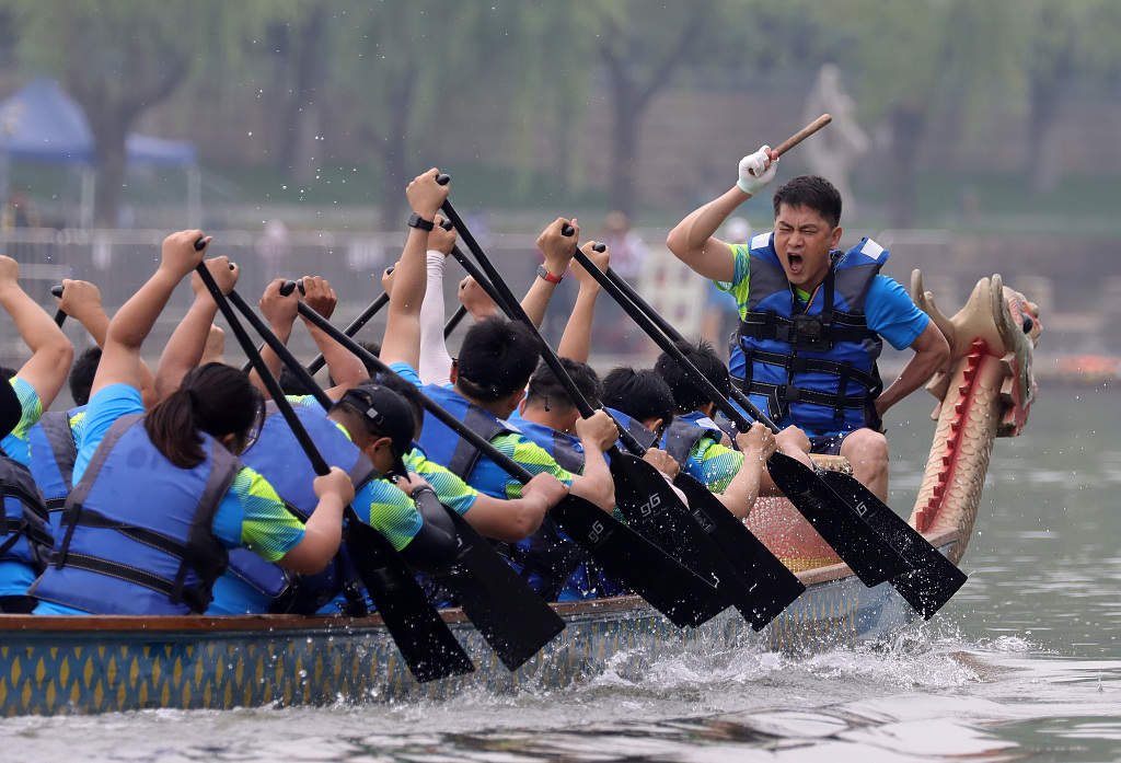 Paddlers compete in a dragon boat race in Nanjing, east China's Jiangsu Province, June 21, 2023. /CFP