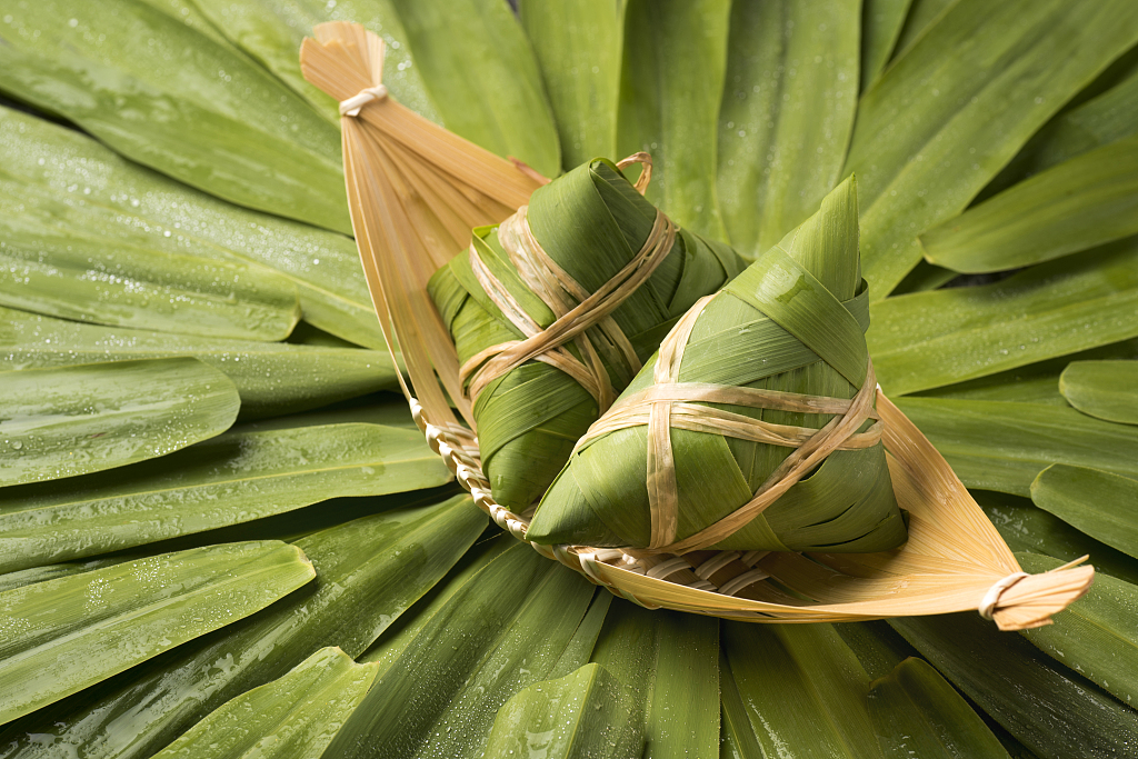 The geographical difference also leads to different choice on zongzi leaves. /VCG