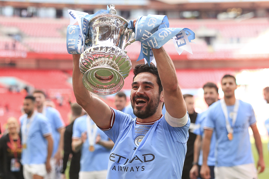 Manchester City captain Ilkay Gundogan celebrates with the FA Cup trophy at Wembley Stadium in London, United Kingdom, June 3, 2023. /CFP
