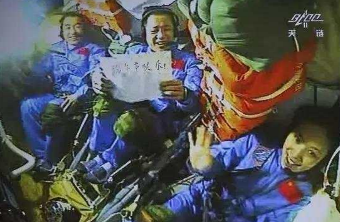 China's Shenzhou-10 crew sends festival greetings in space on Dragon Boat Festival. /China Media Group