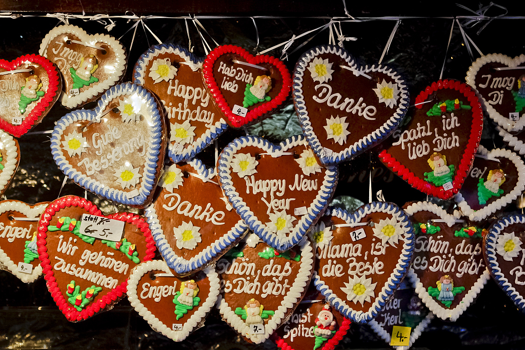An undated photo shows German gingerbread hearts. /CFP