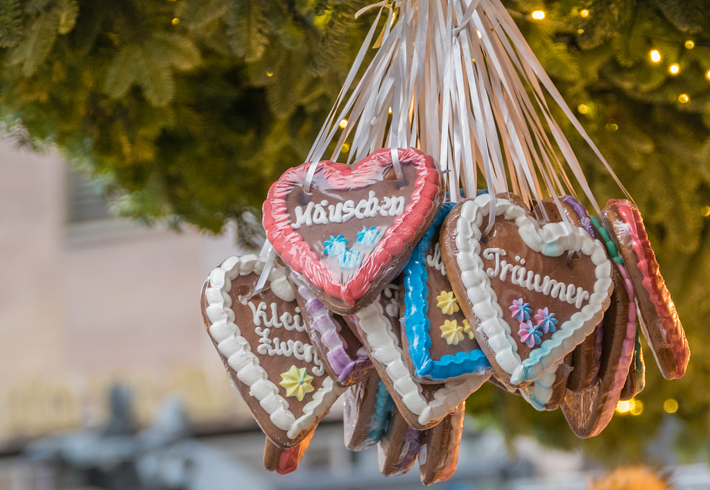 An undated photo shows German gingerbread hearts. /CFP
