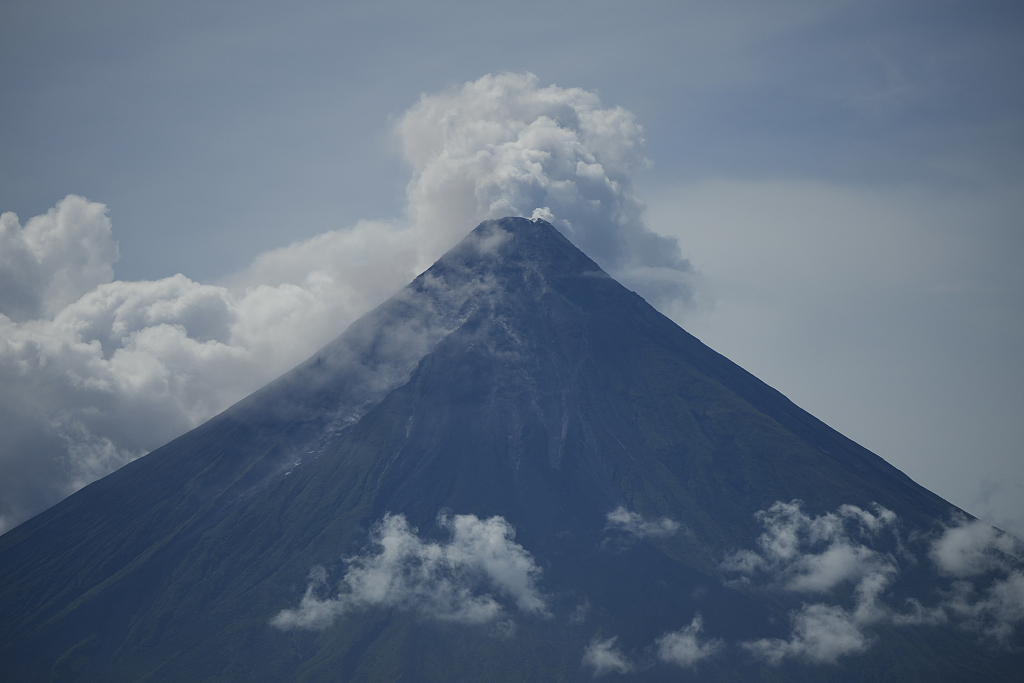 The Mayon volcano spews white smoke, Malilipot, Albay province, Philippines, June 15, 2023. /CFP