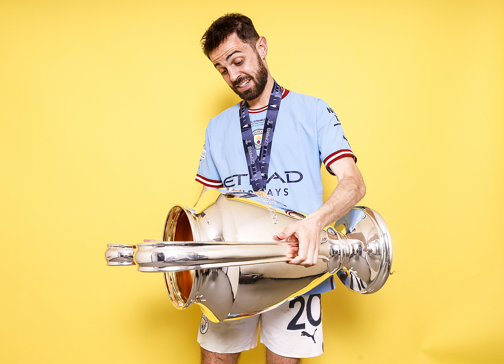 Bernardo Silva of Manchester City poses with the UEFA Champions League trophy after their 1-0 win over Inter Milan in the tournament's final at the Ataturk Olympic Stadium in Istanbul, Türkiye, June 10, 2023. /CFP