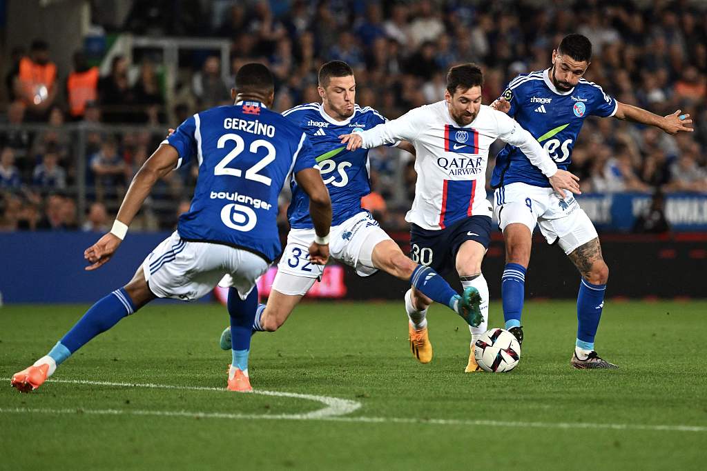 Lionel Messi (2nd R) of PSG fights for the ball with players of Strasbourg during their Ligue 1 match at La Meinau stadium in Strasbourg, France, May 27, 2023. /CFP