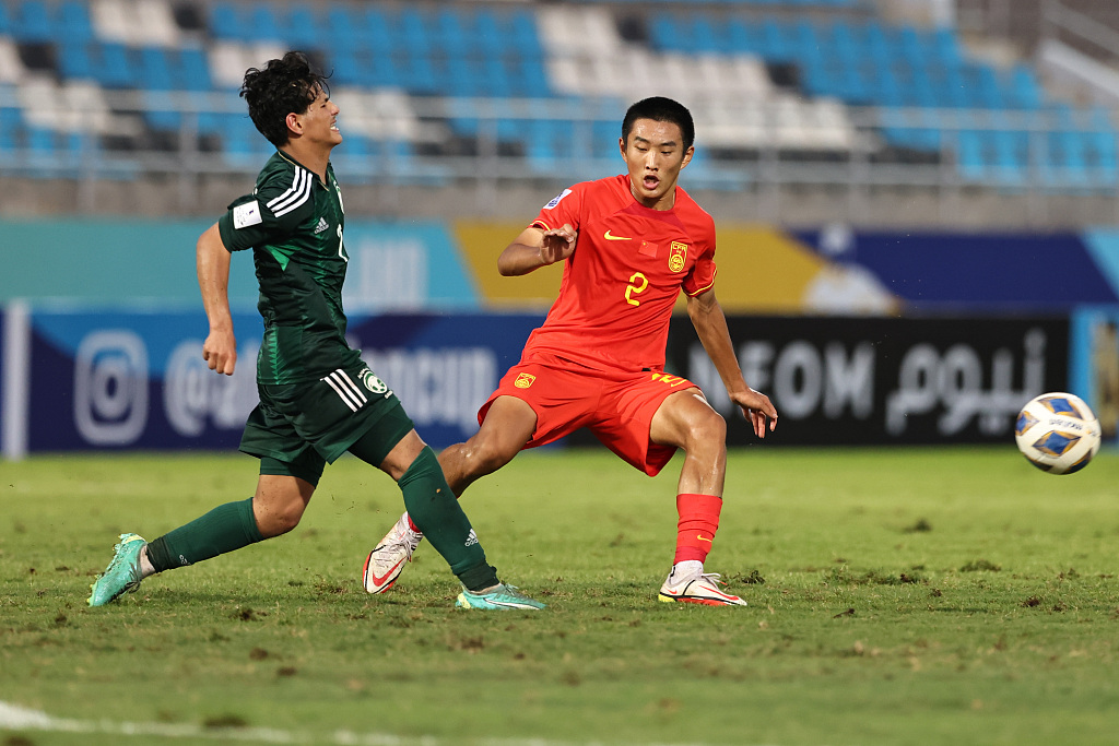 China's Sun Kangbo (R) attempts to block the ball from a Saudi player during their Group C match at the AFC U-17 Asian Cup at the Chonburi Stadium in Chonburi, Thailand, June 22, 2023. /CFP