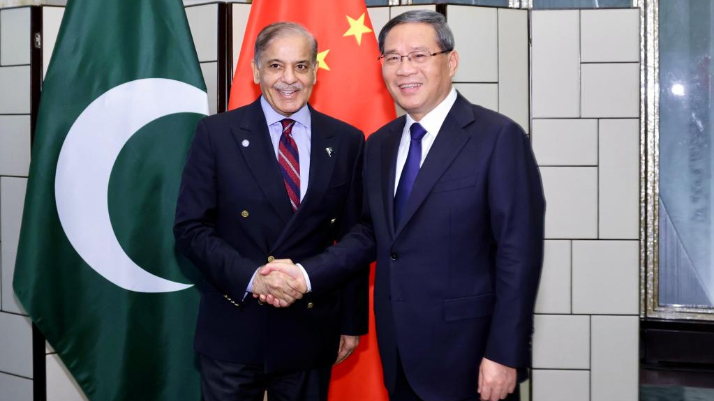 Chinese Premier Li Qiang (R) meets with Pakistani Prime Minister Shahbaz Sharif in Paris, France, June 22, 2023. /Xinhua