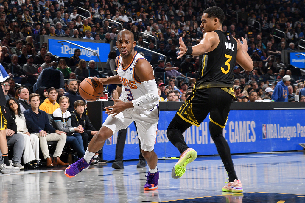 Chris Paul (L) of the Phoenix Suns penetrates in the game against the Golden State Warriors at the Chase Center in San Francisco, California, March 13, 2023. /CFP