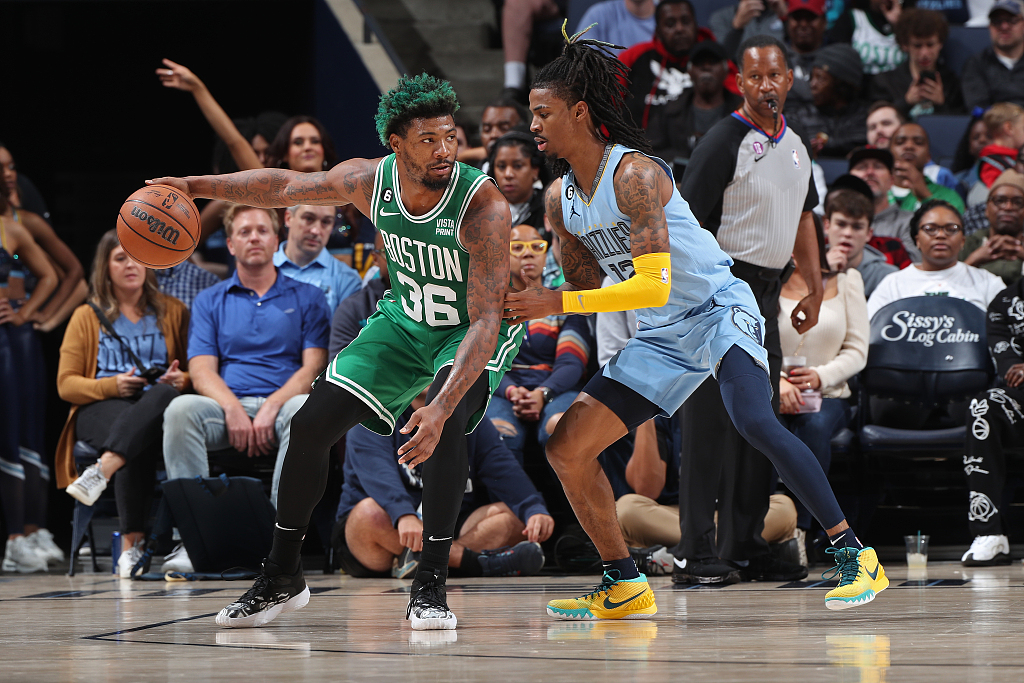 Marcus Smart (L) of the Boston Celtics posts up in the game against the Memphis Grizzlies at FedExForum in Memphis, Tennessee, November 7, 2022. /CFP