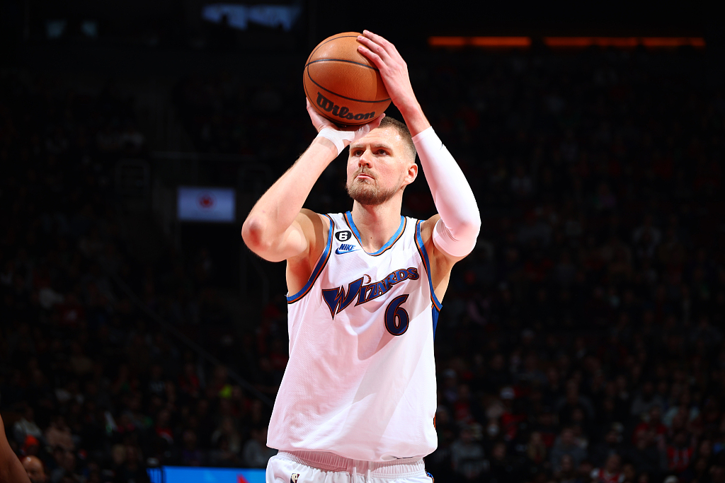 Kristaps Porzingis of the Washington Wizards shoots a free throw in the game against the Toronto Raptors at the Scotiabank Arena in Toronto, Canada, March 26, 2023. /CFP