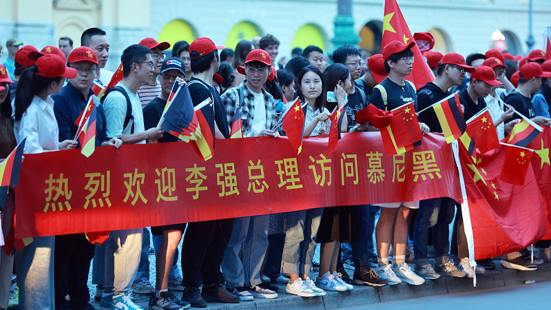 Chinese students wave Chinese and German national flags to welcome Chinese Premier Li Qiang's visit to Germany in Munich, Germany, June 20, 2023. /CFP