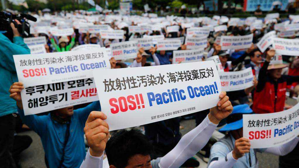 Menschen demonstrieren am 12. Juni 2023 in Seoul, Südkorea, um gegen die geplante Einleitung radioaktiven Abwassers durch Japan zu protestieren. /Xinhua