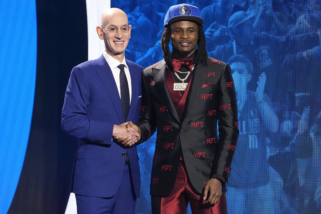 The Dallas Mavericks select Cason Wallace (R) from the University of Kentucky with the 10th pick and trade him to the Oklahoma City Thunder in the NBA Draft at the Barclays Center in Brooklyn, New York City, June 22, 2023. /CFP