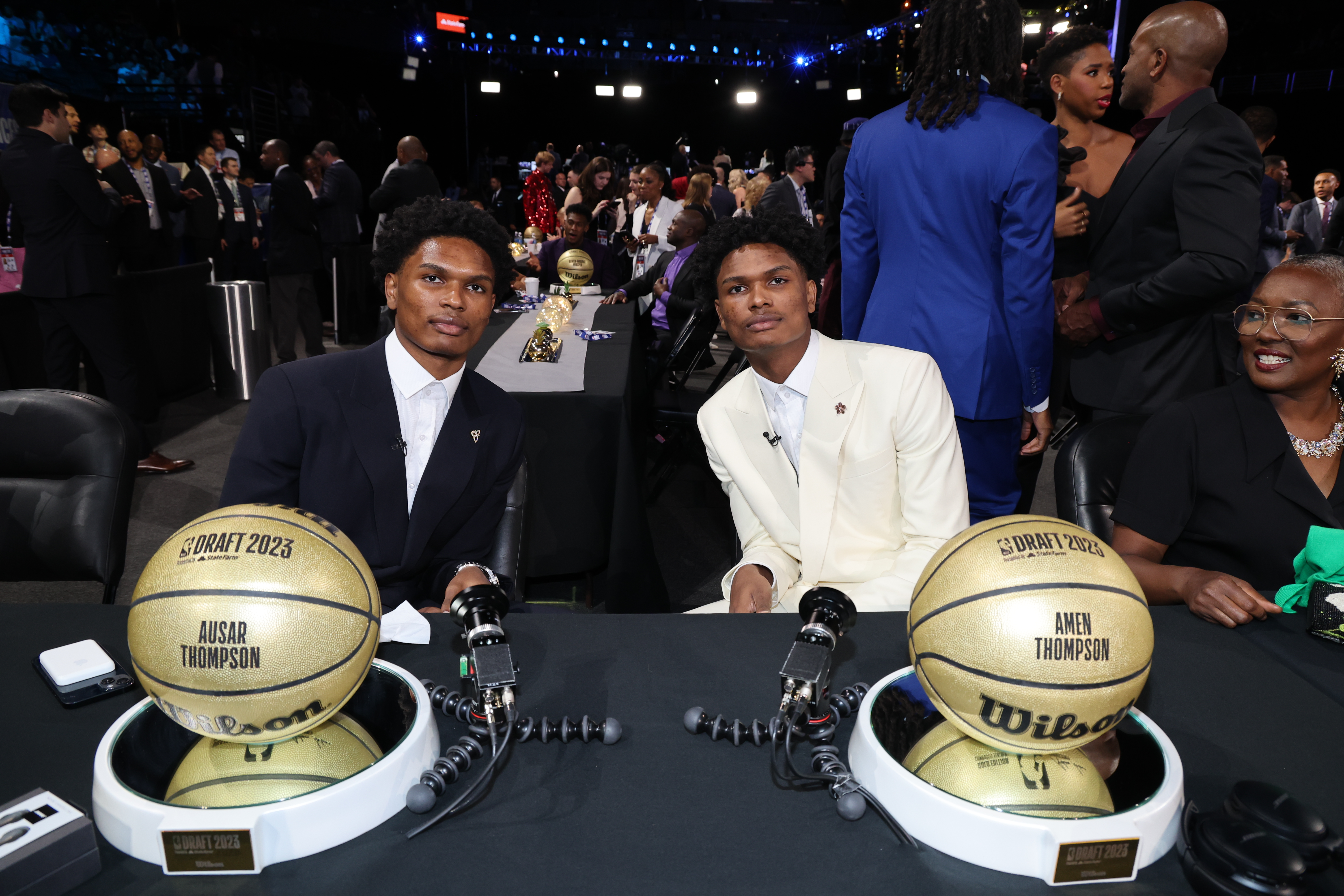 The Houston Rockets select Amen Thompson from Overtime Elite (R) with the fourth pick while the Detroit Pistons select his brother Ausar Thompson from the same team with the fifth pick in the NBA Draft at the Barclays Center in Brooklyn, New York City, June 22, 2023. /CFP