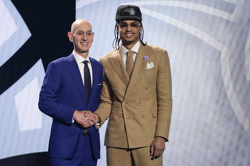 The Utah Jazz selecte Jett Howard (R) from the University of Michigan with the 11th pick in the NBA Draft at the Barclays Center in Brooklyn, New York City, June 22, 2023. /CFP