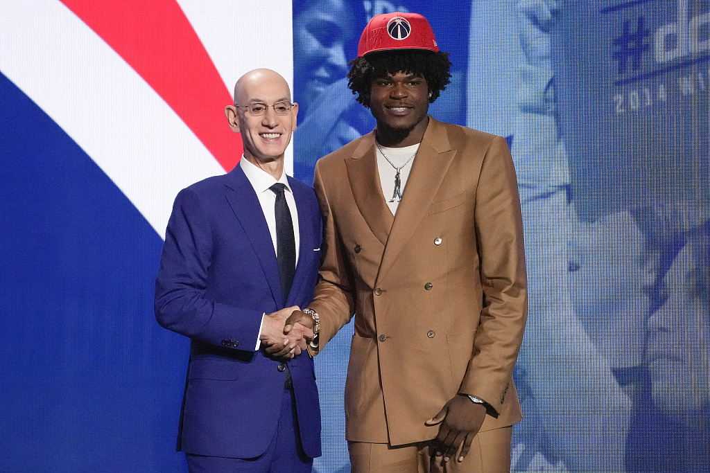 The Washington Wizards select Jarace Walker (R) from the University of Houston with the eighth pick and trade him to the Indiana Pacers in the NBA Draft at the Barclays Center in Brooklyn, New York City, June 22, 2023. /CFP