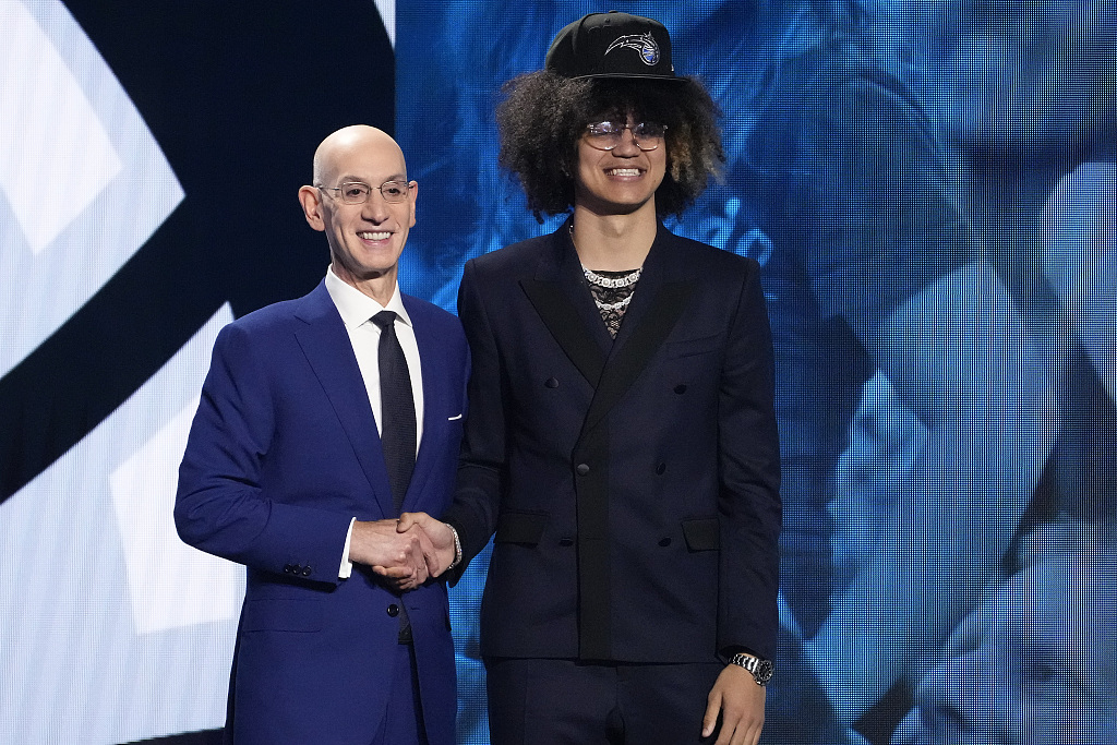 The Orlando Magic select Anthony Black (R) from the University of Arkansas with the sixth pick in the NBA Draft at the Barclays Center in Brooklyn, New York City, June 22, 2023. /CFP