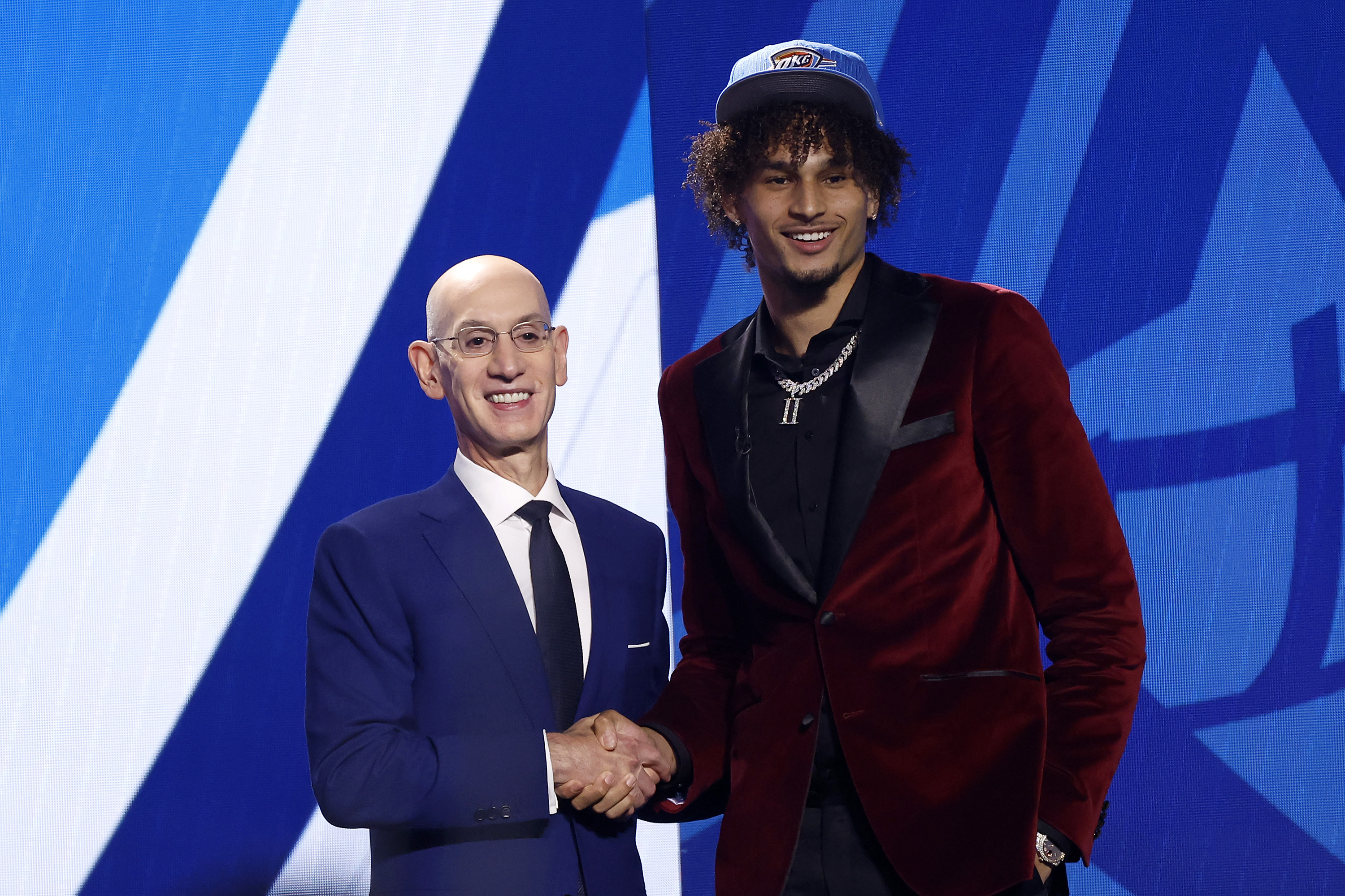 Oklahoma City Thunder select Dereck Lively II (R) from Duke University with the 12th pick and trade him to the Dallas Mavericks in the NBA Draft at the Barclays Center in Brooklyn, New York City, June 22, 2023. /CFP