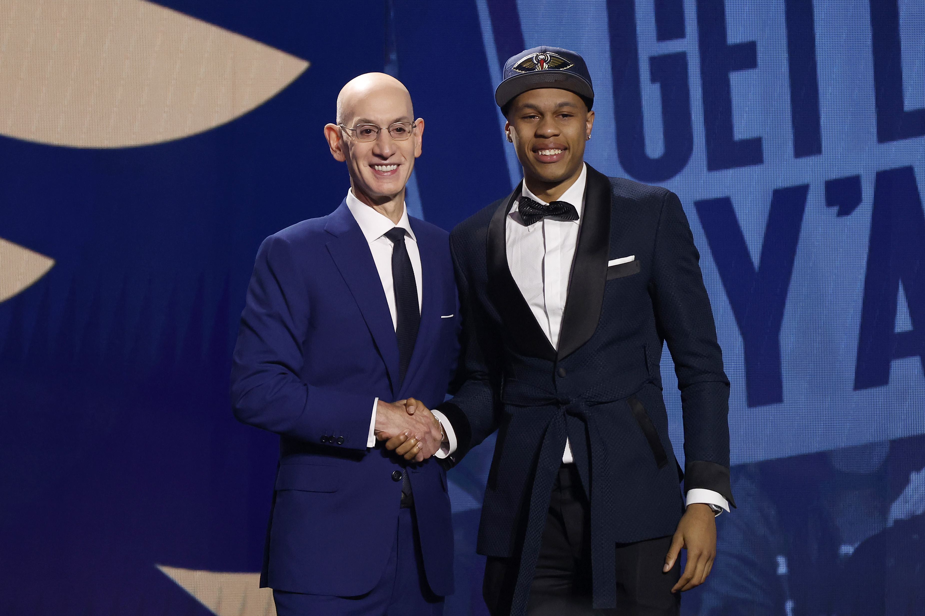 The New Orleans Pelicans select Jordan Hawkins (R) from the University of Connecticut with the 14th pick in the NBA Draft at the Barclays Center in Brooklyn, New York City, June 22, 2023. /CFP