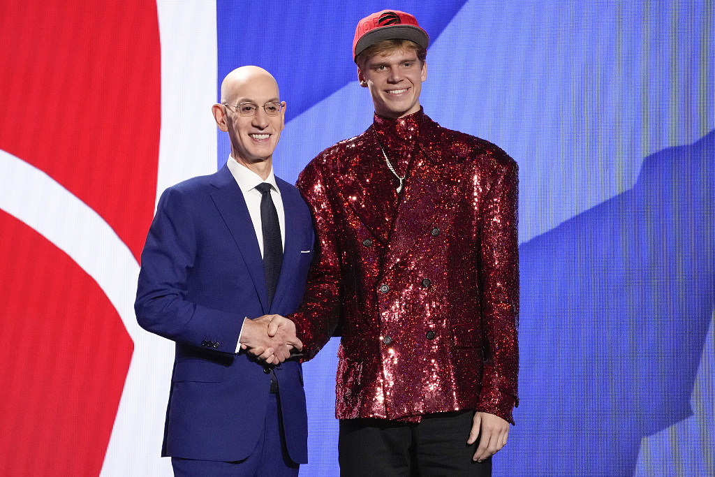 The Toronto Raptors select Gradey Dick (R) from the University of Kansas with the 13th pick in the NBA Draft at the Barclays Center in Brooklyn, New York City, June 22, 2023. /CFP