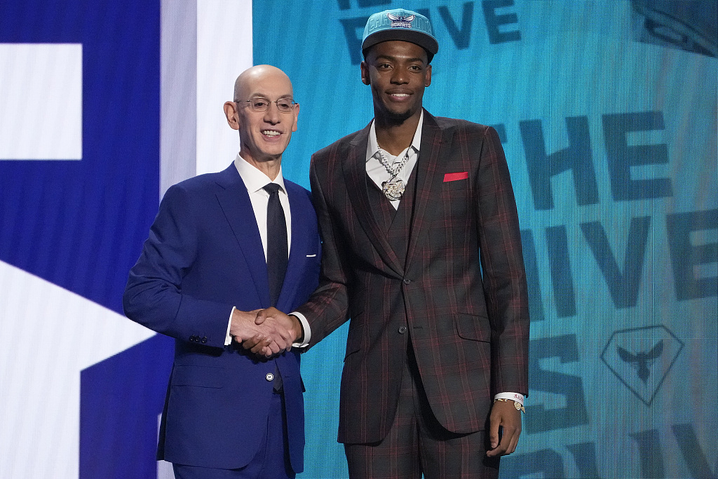 The Charlotte Hornets select Brandon Miller (R) from the University of Alabama with the second pick in the NBA Draft at the Barclays Center in Brooklyn, New York City, June 22, 2023. /CFP