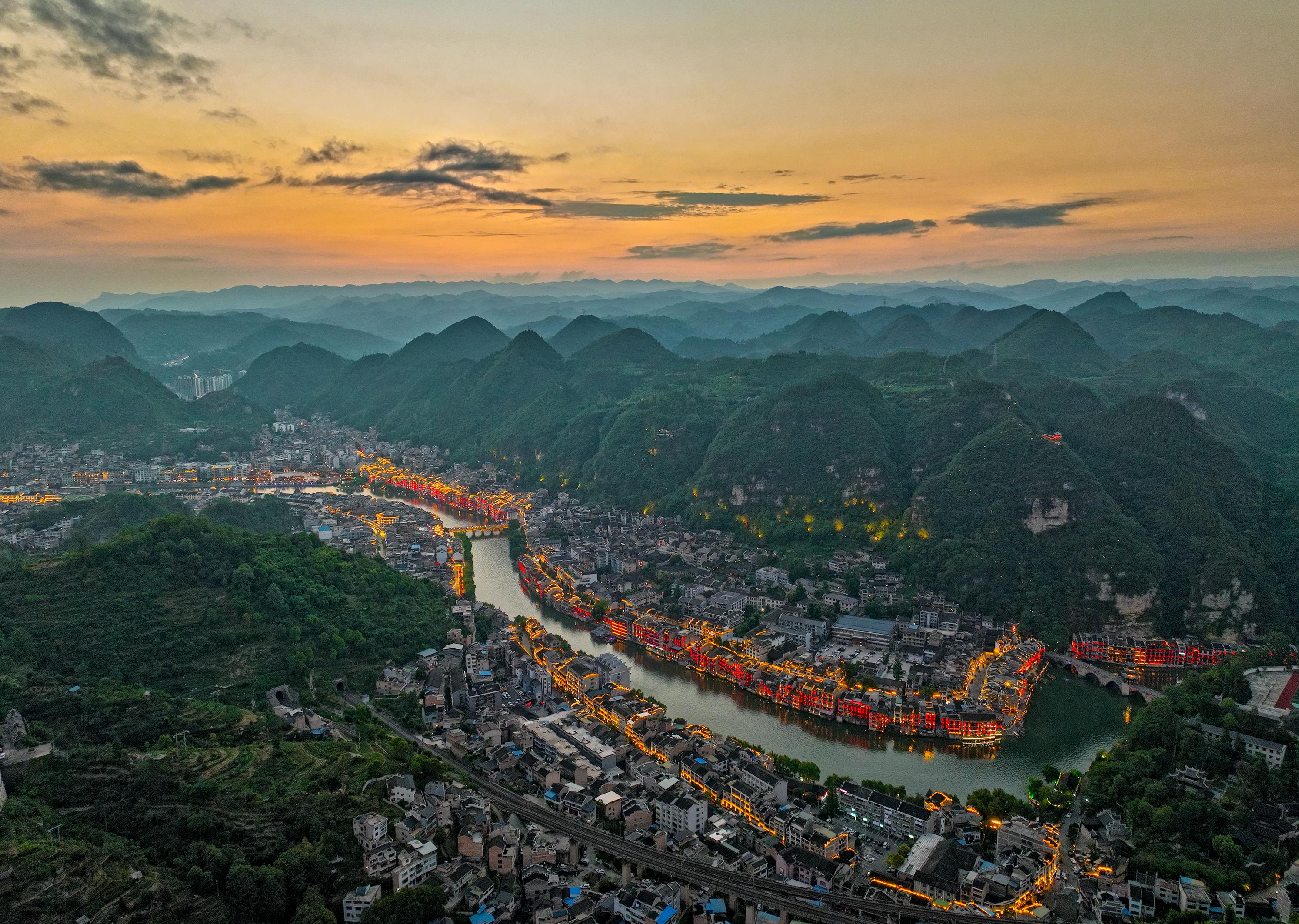 A bird's-eye view captures the beauty of Zhenyuan ancient town in southwest China's Guizhou Province. /CNSPHOTO