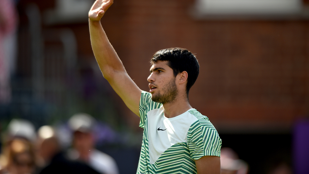 Carlos Alcaraz gestures to spectators at the Queen's Club in London, UK, June 22, 2023. /CFP