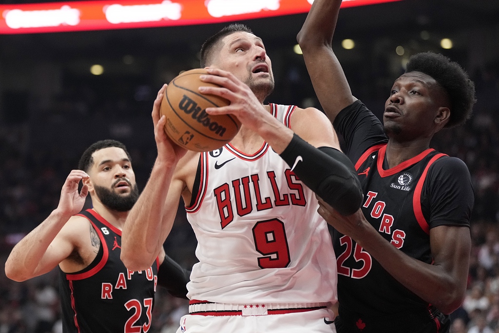 Nikola Vucevic (#9) of the Chicago Bulls drives toward the rim in the NBA Eastern Conference play-in tournament game against the Toronto Raptors at the Scotiabank Arena in Toronto, Canada, April 12, 2023. /CFP
