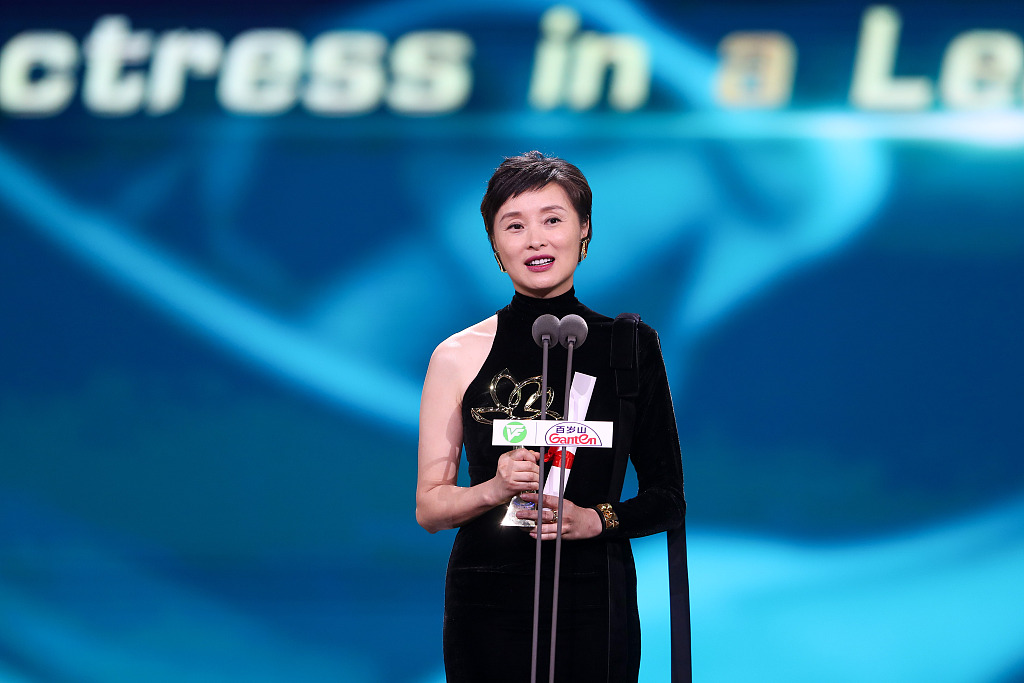 Wu Yue wins the Best Actress in a Leading Role Award at the 28th Shanghai TV Festival's Magnolia Awards, June 23, 2023. /CFP