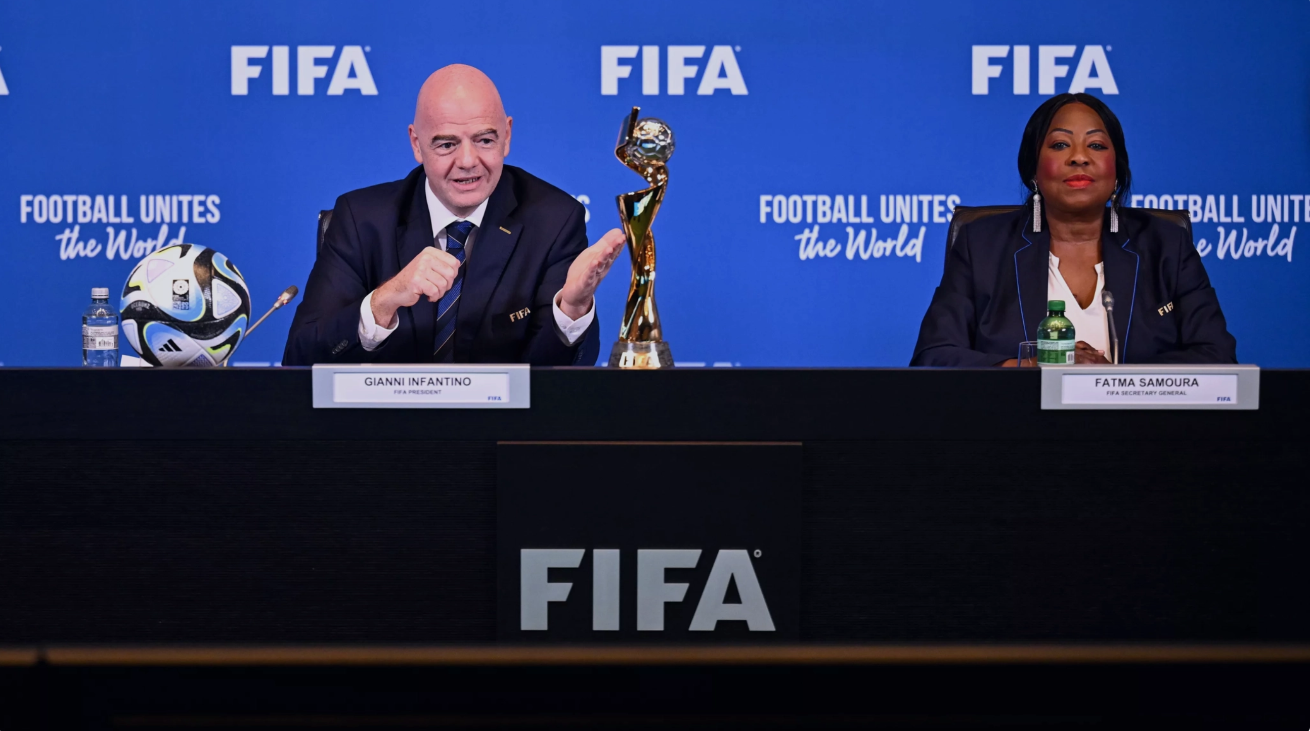FIFA President Gianni Infantino (L) presents the 2025 Club World Cup championship trophy, June 22, 2023. /FIFA.com