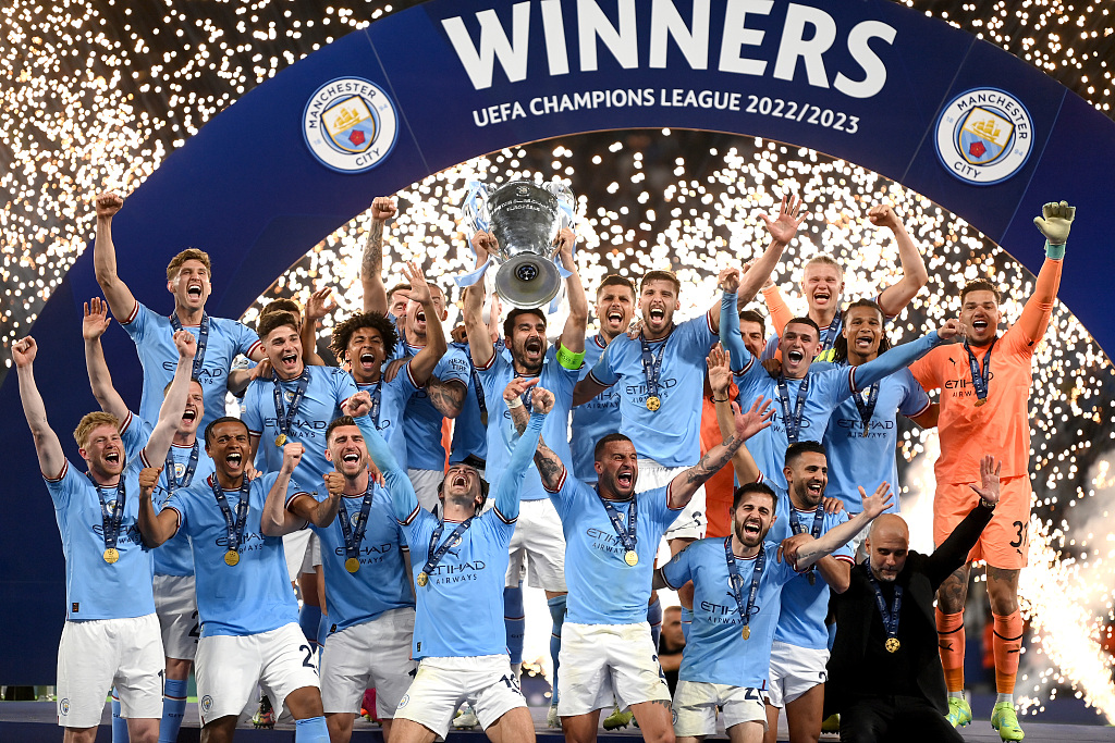 Manchester City celebrate with the UEFA Champions League trophy after defeating Inter Milan 1-0 in the tournament's final at the Ataturk Olympic Stadium in Istanbul, Türkiye, June 10, 2023. /CFP
