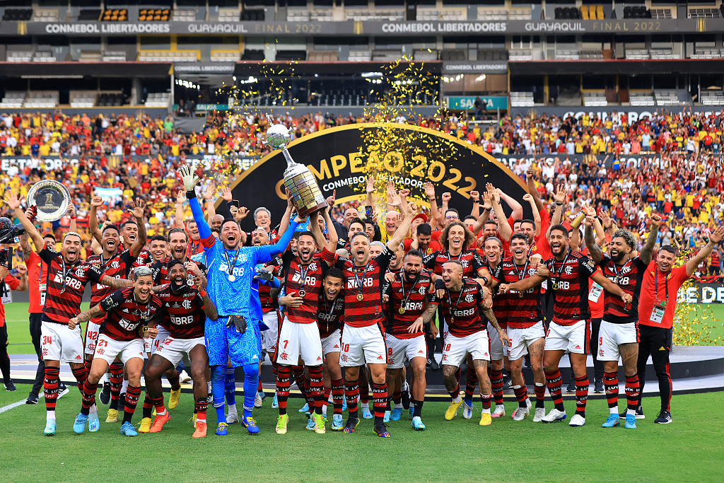 Flamengo celebrate with the Copa CONMEBOL Libertadores trophy after defeating Athletico Paranaense 1-0 in the tournament's final at Estadio Monumental Isidro Romero Carbo in Guayaquil, Ecuador, October 29, 2022. /CFP 