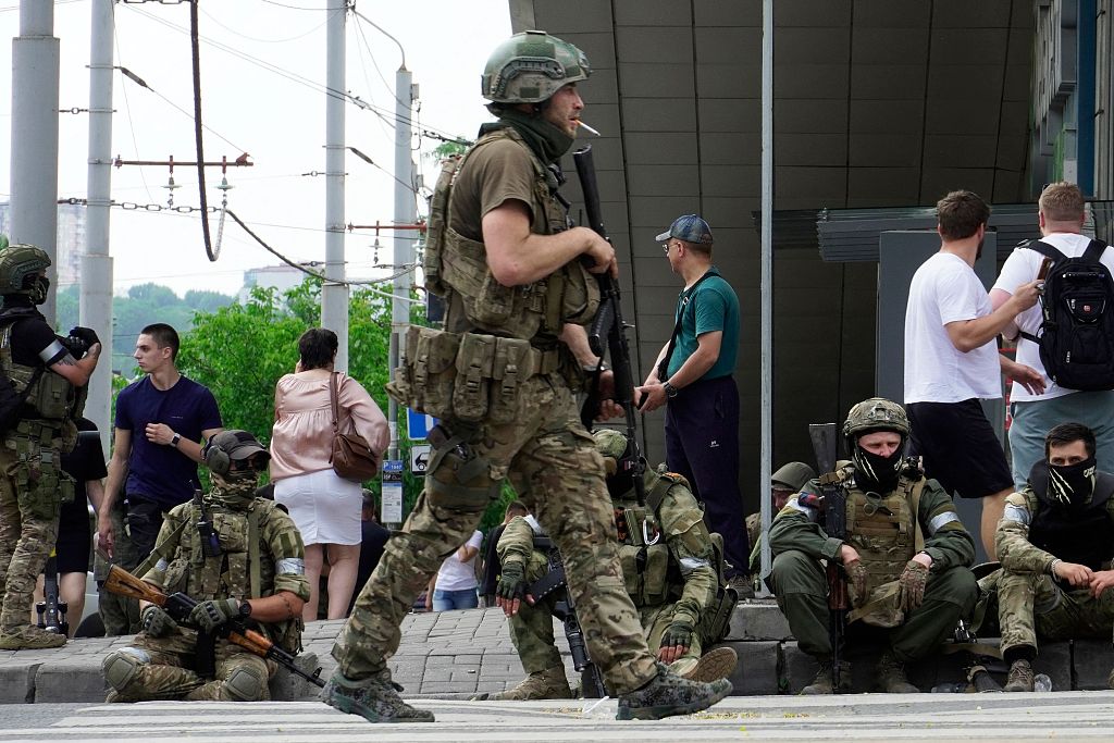 Members of Wagner group sit on the sidewalk as they patrol the center of Rostov-on-Don, Russia, June 24, 2023. /CFP