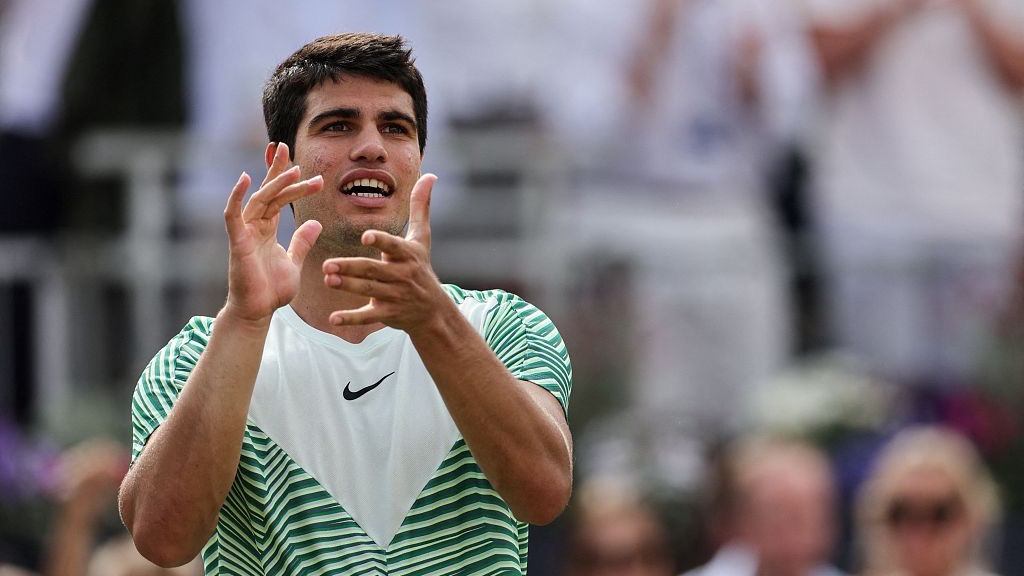 Spain's Carlos Alcaraz celebrates after the men's semifinal match at the Cinch ATP tennis Championships at Queen's Club in West London, England, June 24, 2023. /CFP
