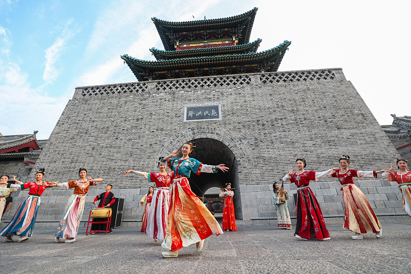 Dancers perform in front of the Bell Tower on Zhonglou Street, Taiyuan, Shanxi Province. /CFP