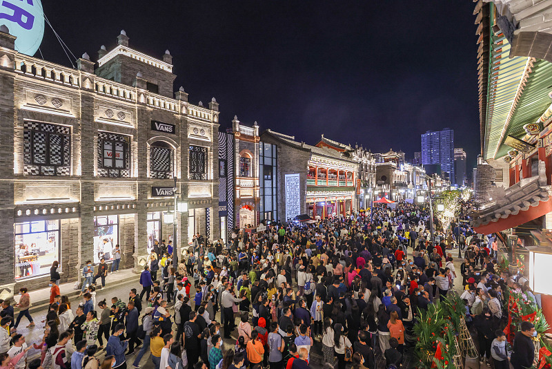 Visitors flock to Zhonglou Street, Taiyuan, Shanxi Province. /CFP