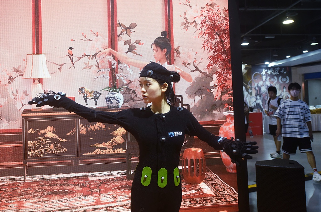 An actor demonstrates motion capture at the 19th China International Cartoon & Animation Festival in Hangzhou, Zhejiang Province, on June 20, 2023. /CFP