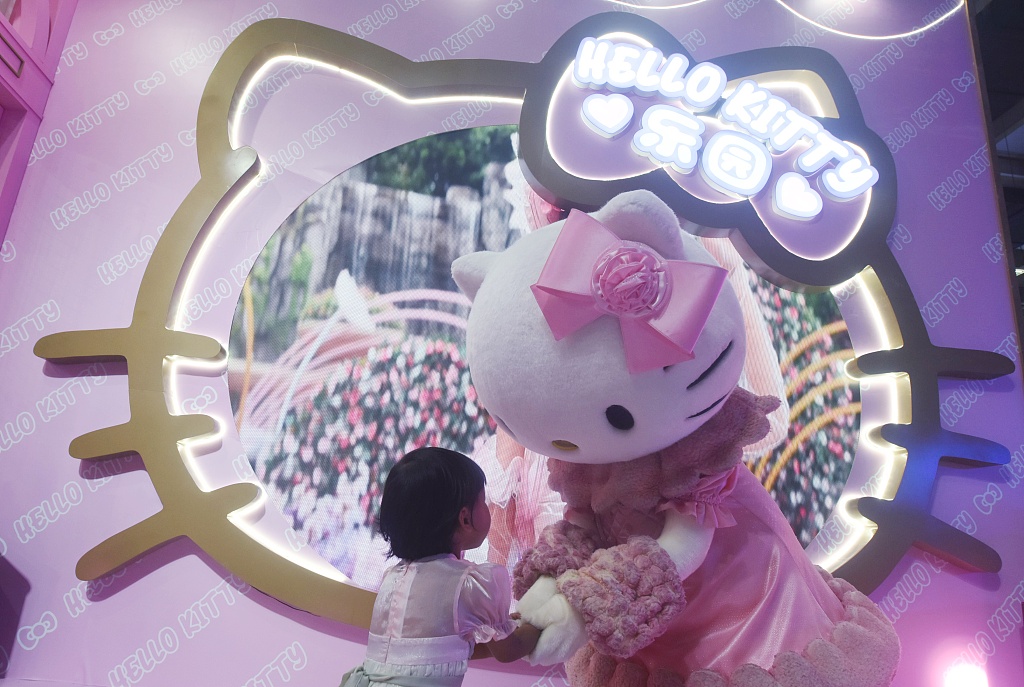 A child interacts with a character performer portraying Hello Kitty at the 19th China International Cartoon & Animation Festival in Hangzhou, Zhejiang Province, on June 20, 2023. /CFP