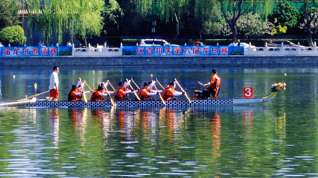 A dragon boat on a lake in Beijing, June 21, 2023. /CFP